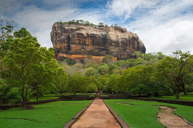 3 Days Tour to Kandy, Nuwara Eliya & Sigiriya - Kandy Lake Club Dance Show: Cultural Performance With Good Energy