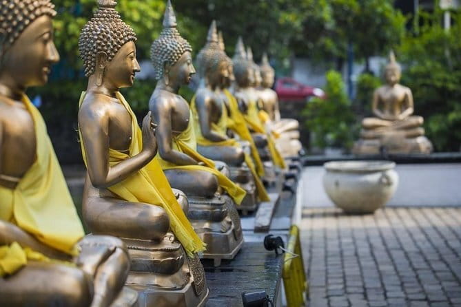 7 Days Sri Lanka Sightseeing Tour - Day 2: Dambulla Cave Temple, then Kandy’s Tooth Temple and garden time