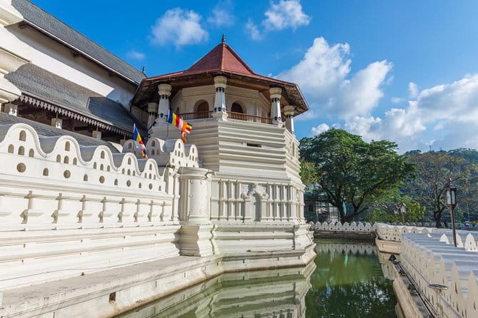 8 Days Tour Sri Lanka (Hotels, Breakfast, Dinner & Luxury Car) - Kandy: Temple of the Tooth plus gardens and lake time