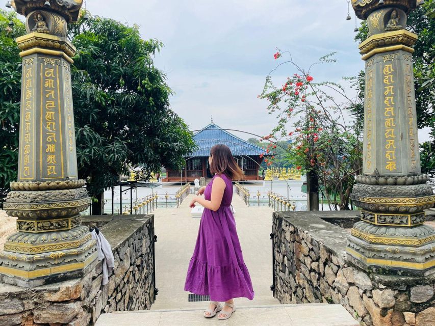 Colombo: City Sightseeing Tour by Tuk-Tuk with Pickup - Viharamahadevi Park and the Gangaramaya Temple walk-through