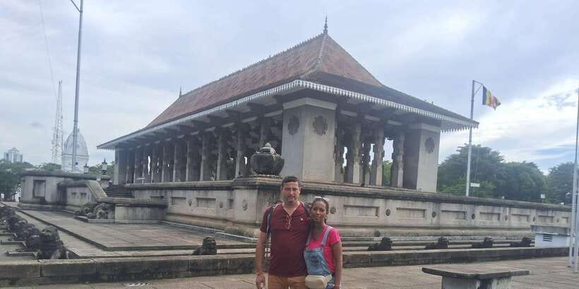 Colombo: City Tour by Tuk Tuk with Srilanka Traditional Food - Pettah Market, Dutch Hospital, and Independence Square