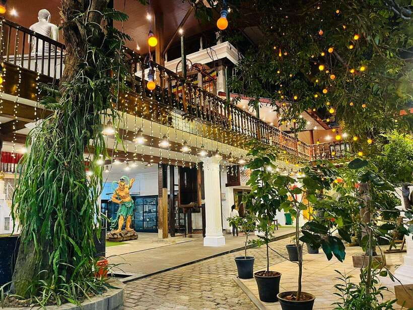 Colombo City Tour with Entry Tickets & Hotel Pickup - Gangaramaya Temple: A Strong Start With Artifacts and Atmosphere