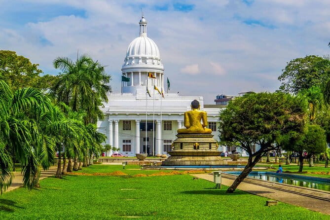 Colombo City Tuk Tuk Safari - Viharamahadevi Park: the quiet breath before independence mode