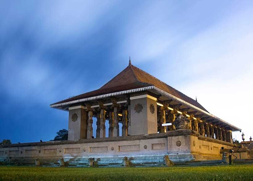 Colombo: One Day Private City Tour With Gangaramaya Temple - Kopanna Vidiya and Wolvendaal Church: faith stops in very different styles