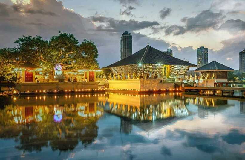 Colombo: One Day Private City Tour With Gangaramaya Temple - Viharamahadevi Park: trees, shade, and a breather near the colonial-era town hall