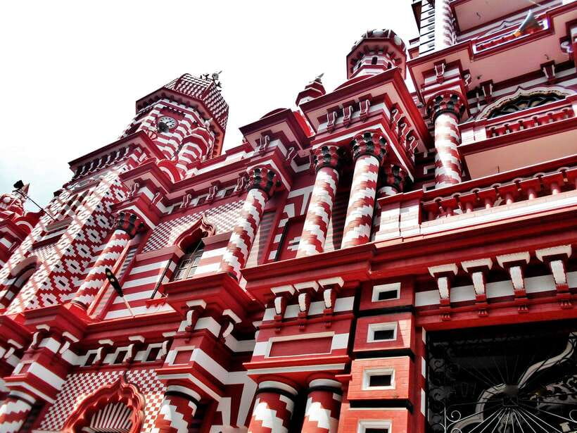 Colombo: One Day Private City Tour With Gangaramaya Temple - Gangaramaya Temple on Beira Lake: Buddha statues and the museum that explains them