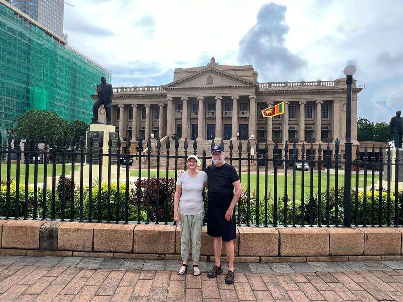 Colombo: Private City Tour with Local Food Tour by Tuk-Tuk - Gangaramaya Temple and Seema Malaka (Lake Temple)