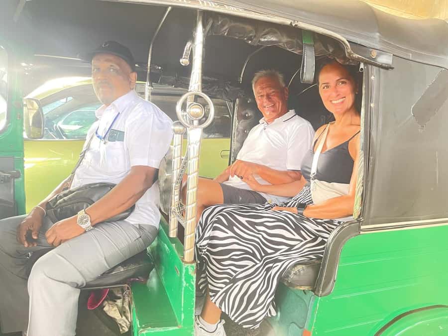 Colombo: Private Guided Tour of the City by Tuk-Tuk - Gangaramaya Temple and Beira Lake: Colombo’s spiritual postcard