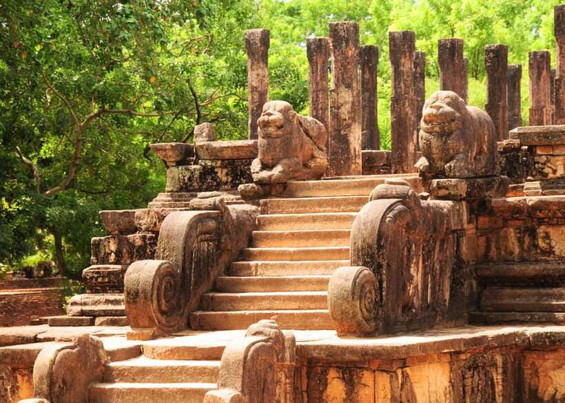 Colombo: Sri Lanka Cultural Triangle Hotspots 2-Day Tour - Sigiriya Rock Fortress and Pidurangala: the hike, the view, and the story