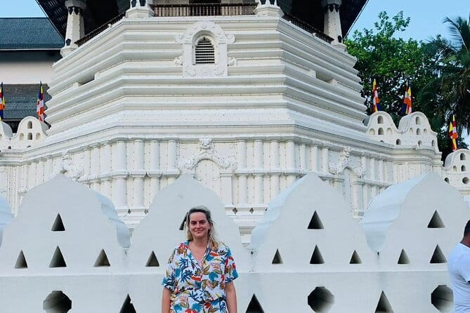 Colombo to Kandy Shuttle with Dambulla Sightseeing Tour - Dambulla Golden Temple: cave complex on a towering rock