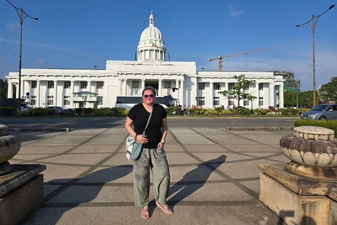 Colombo Tuk Tuk Adventure Explore Food & Culture - Cinnamon Gardens (Viharamahadevi Park) in the golden hour