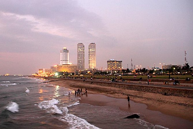 Day Colombo City Tour - Gangaramaya (Vihara) Temple: the cultural stop with real atmosphere