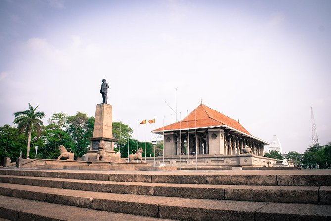 Highlights Colombo Day Tour With Afternoon HIGH TEA In Galle Face Hotel - Colombo Fort landmarks: old power, sea views, and quick photo stops