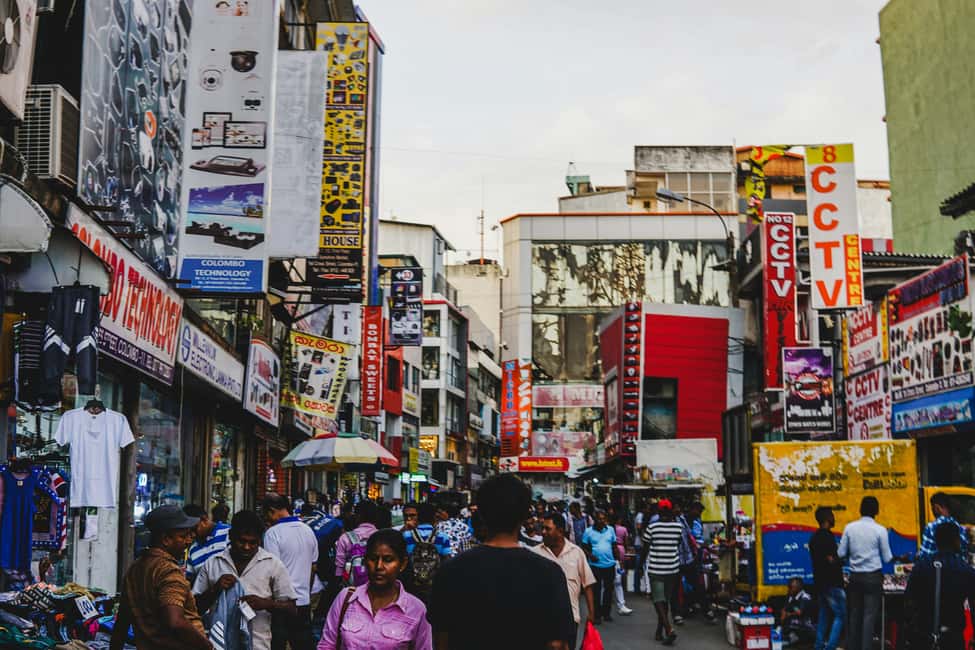 Negombo & Colombo: Full-Day Tour with Lunch - Colombo neighborhoods: Independence Square and Pettah Market back-to-back