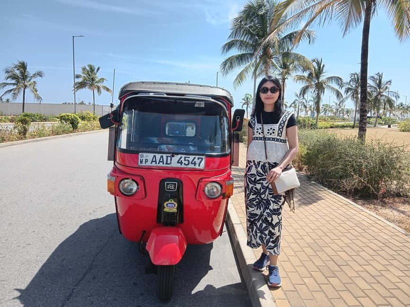 Personal Guided Colombo City Tour by Tuk Tuk - All Inclusive - Beira Lake and Gangarama Temple: spiritual atmosphere with water nearby