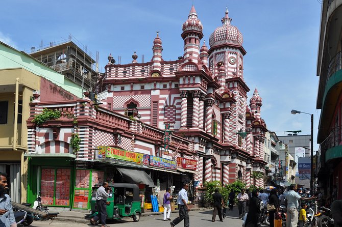 Tuk It Easy Colombo - Tuk tuk logistics: quick rides, close-up city life