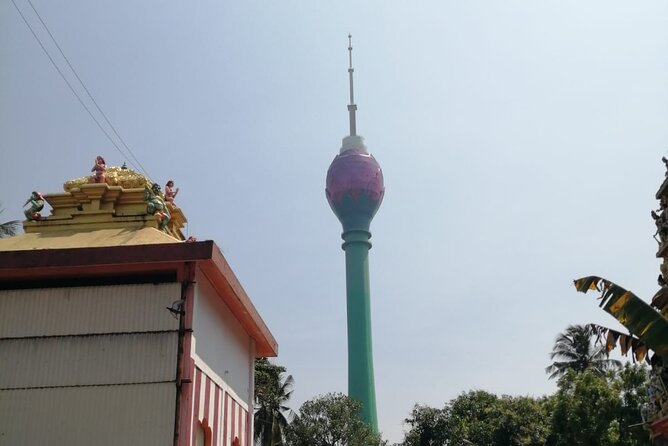 Tuk Tuk Safari Colombo Sri Lanka - Stop-by-stop: from the red-and-white mosque to the lakeside floating market